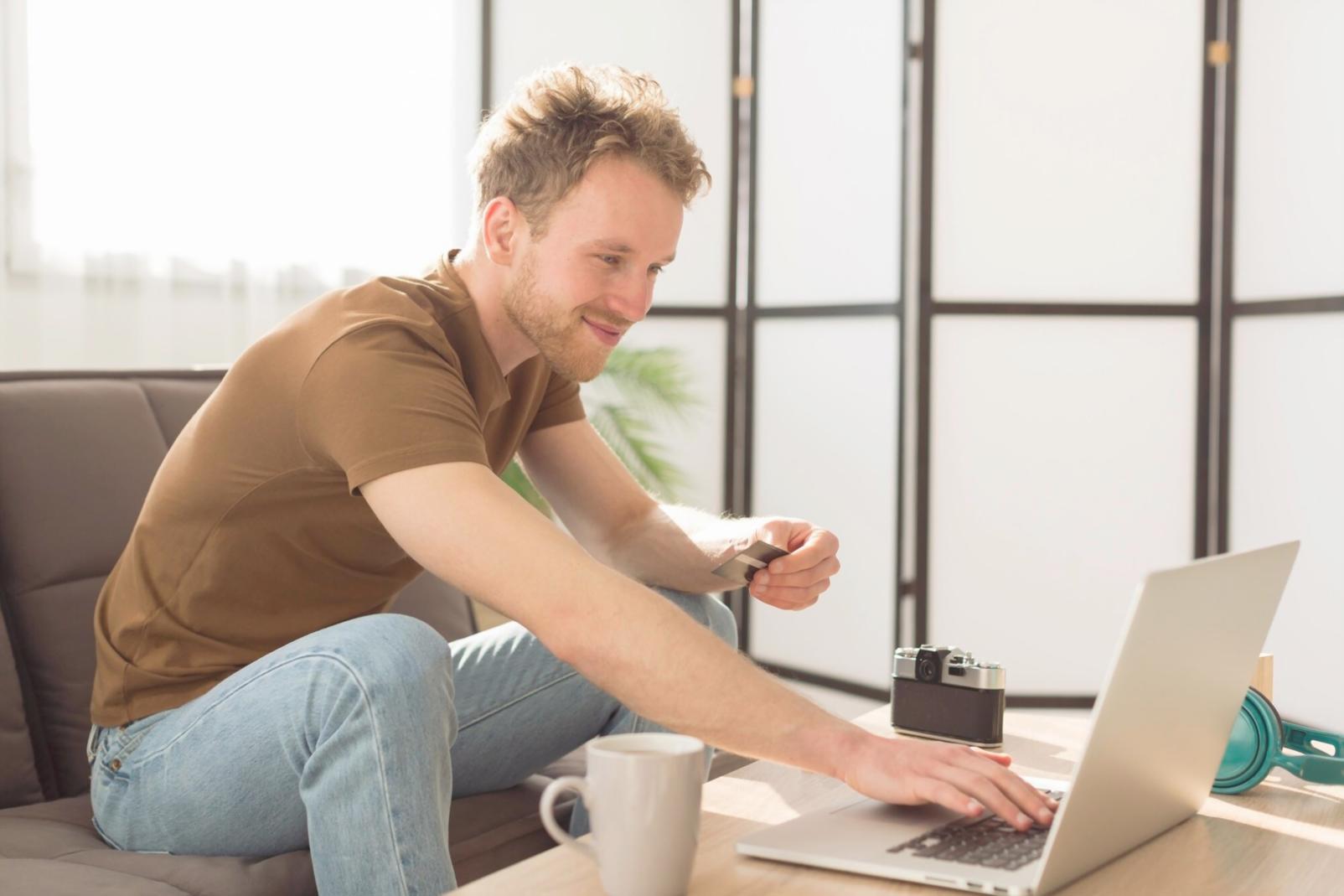 Fundamentalanalyse Arbeitsplatz mit Dokumenten und Grafiken